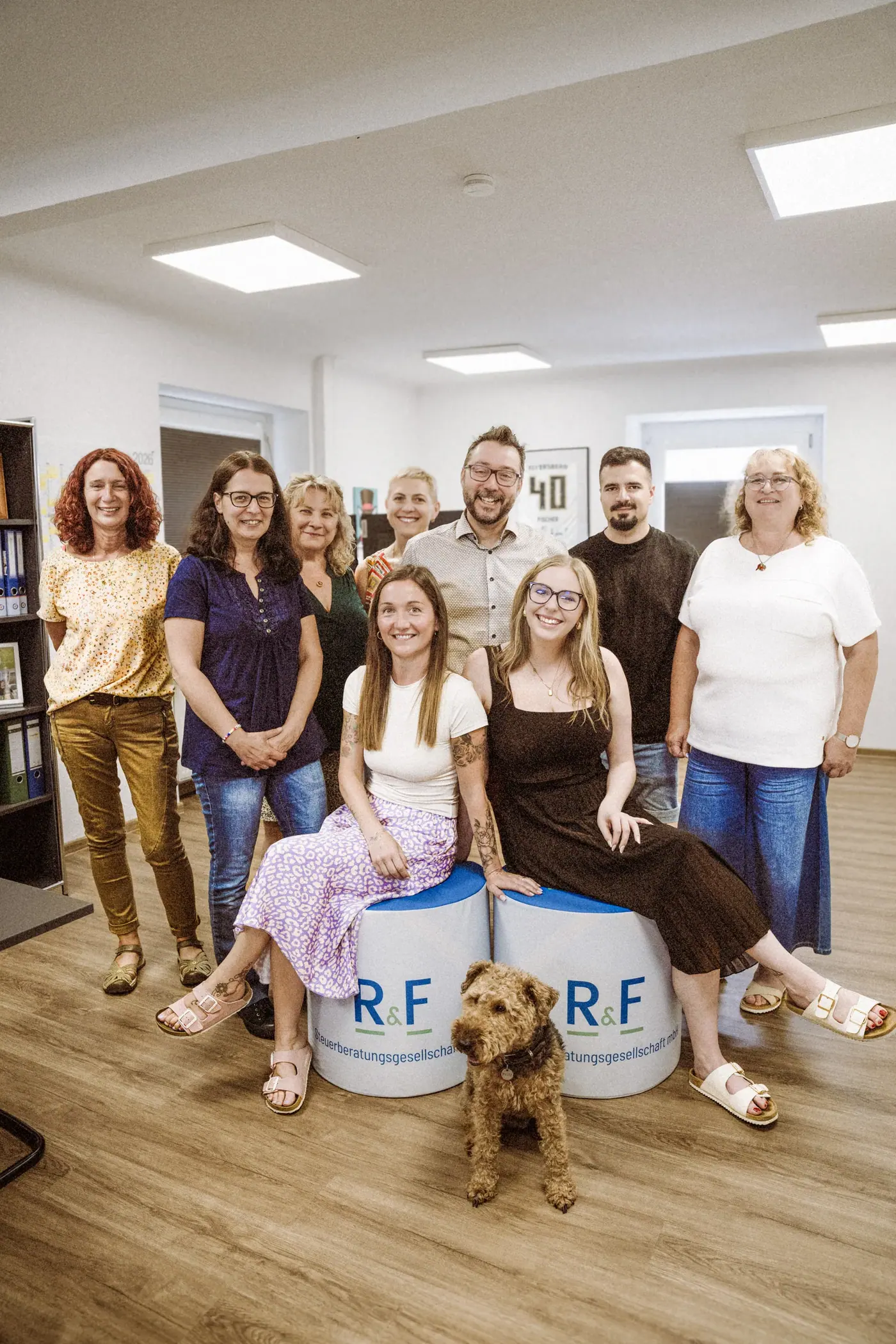 Das Team in Marpingen mit Bürohund Fritz