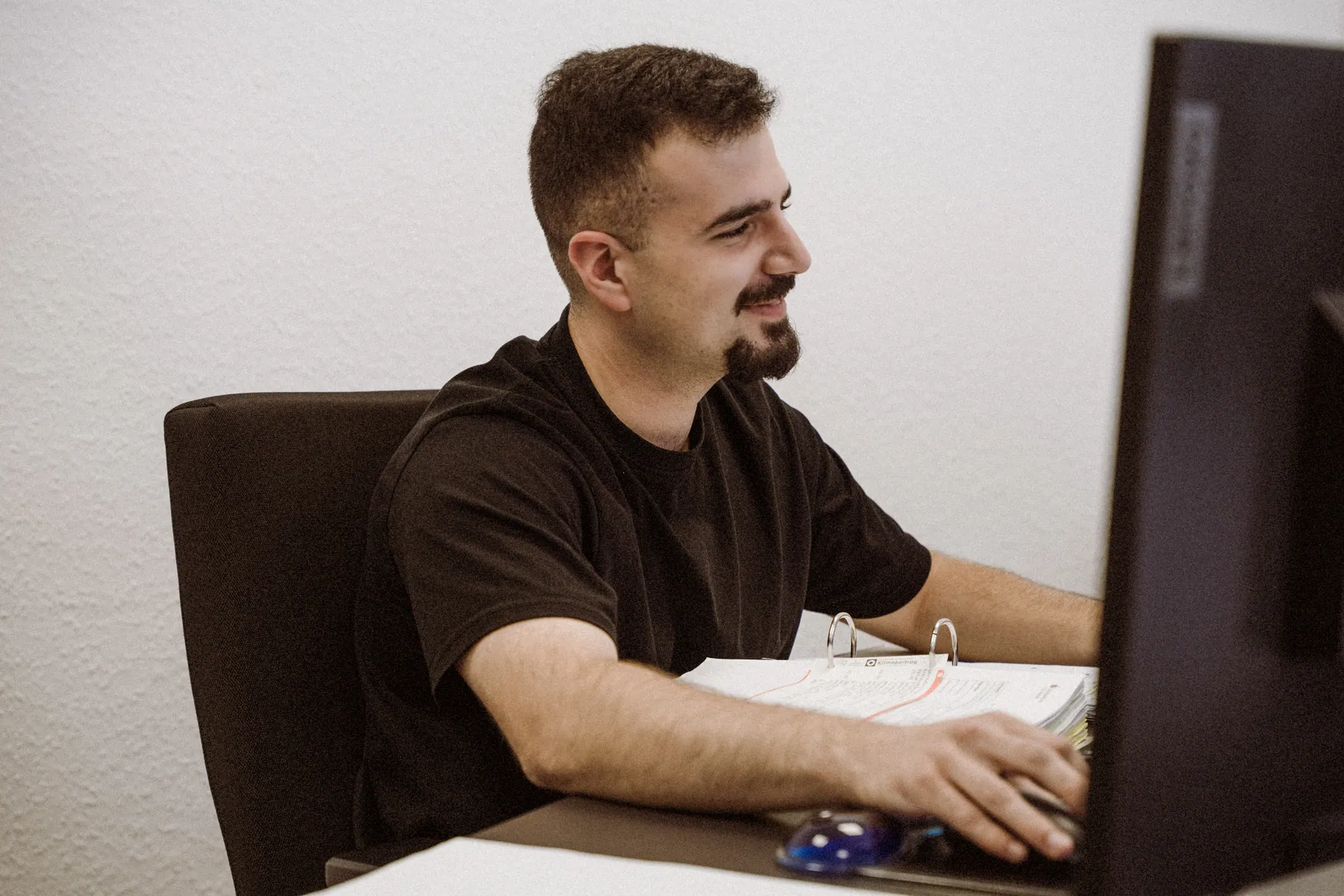 Junger Kollege bei der Buchhaltung am Bildschirm in Marpingen