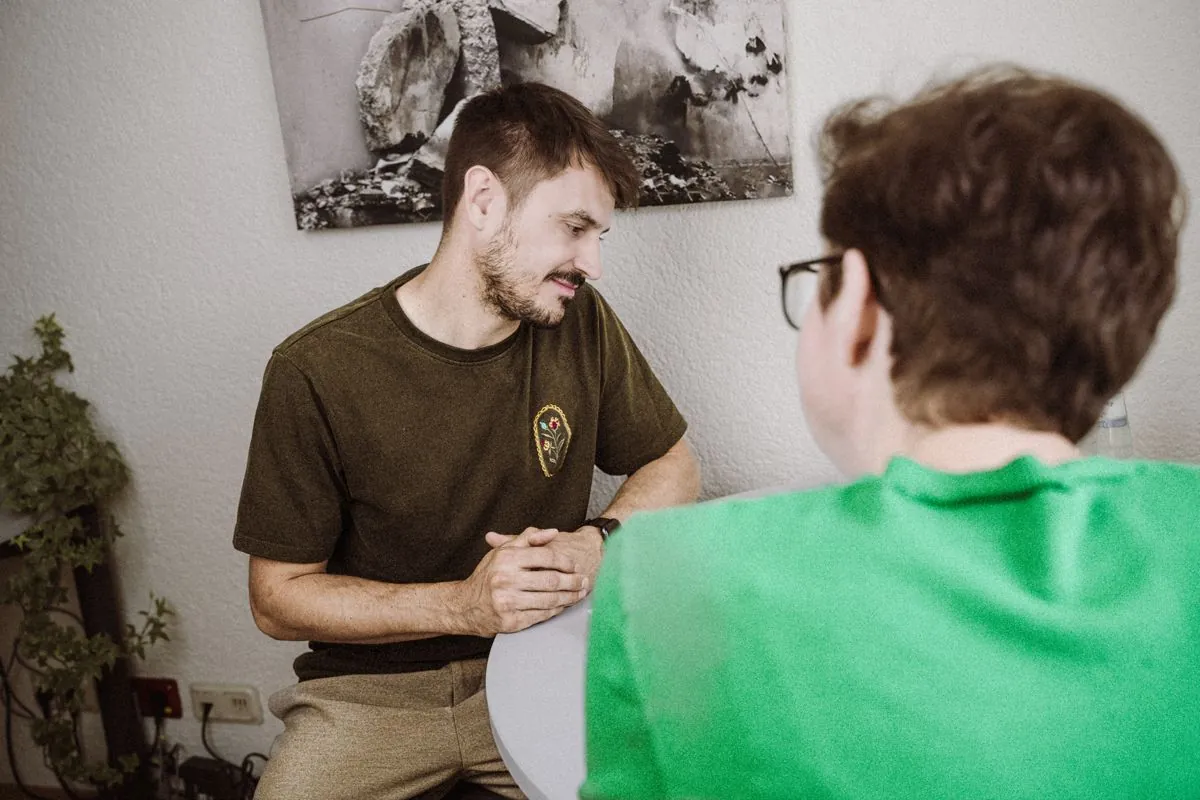 Zwei Kollegen besprechen einen Fall im Büro Schwalbach-Hülzweiler
