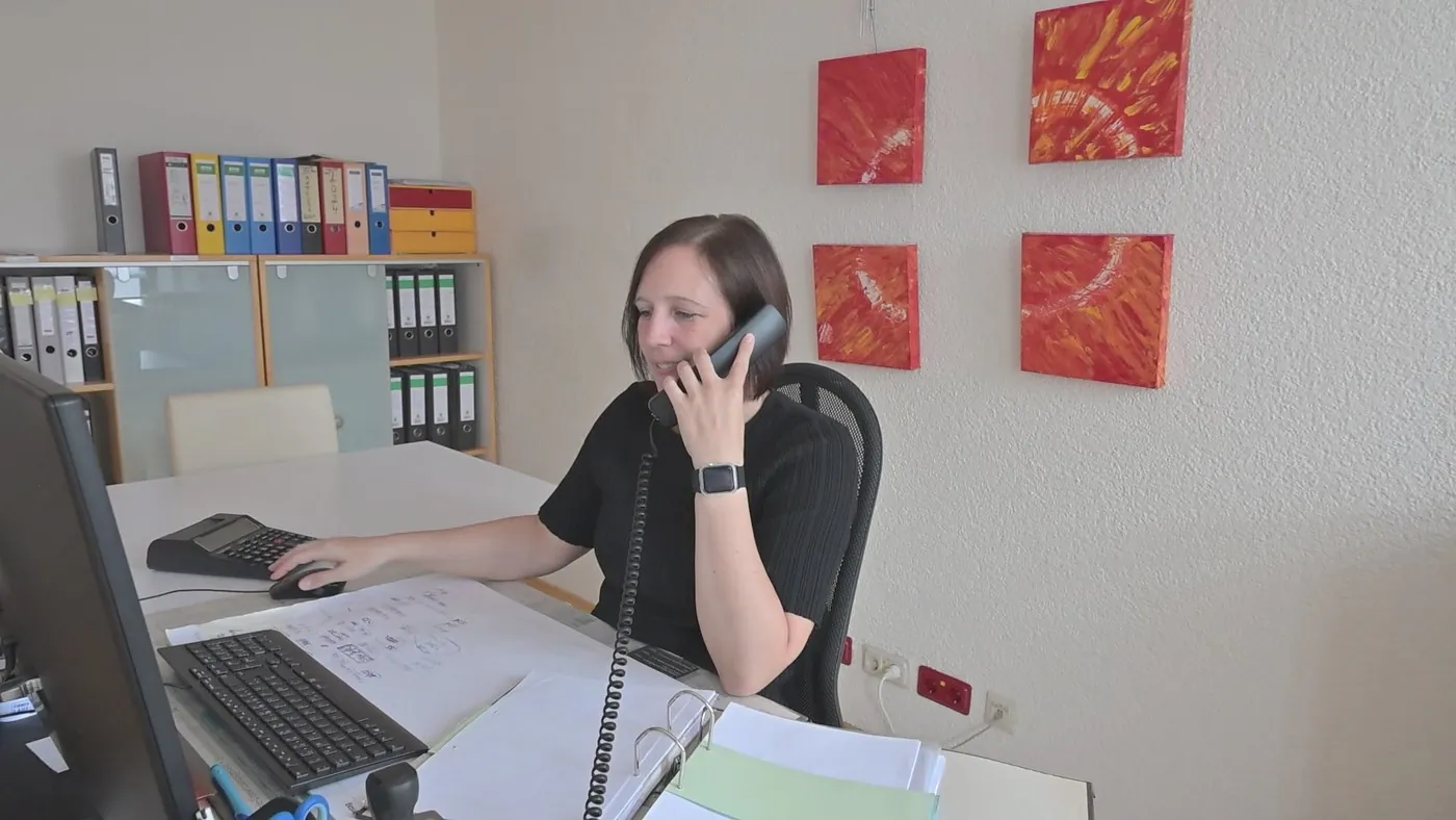 Mitarbeiterin der R & F im Telefongespräch