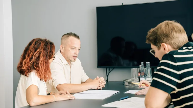 Beratungsgespräch am Tisch in der Kanzlei