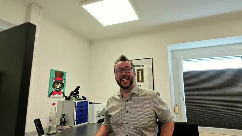Patrick Fischer lachend am Stehtisch