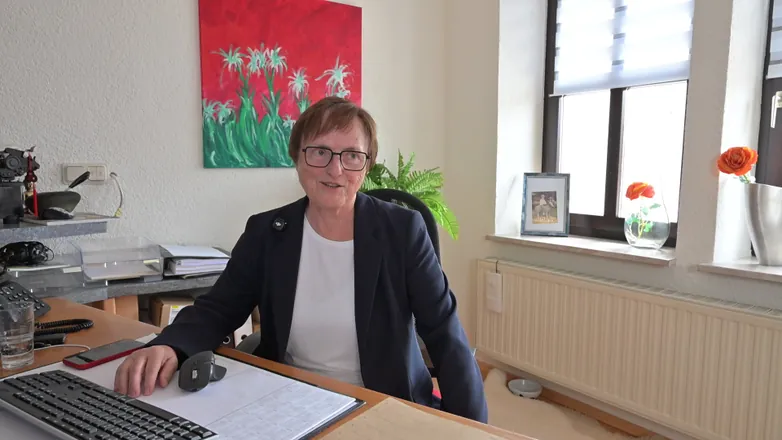 Gabriele Fontaine am Schreibtisch