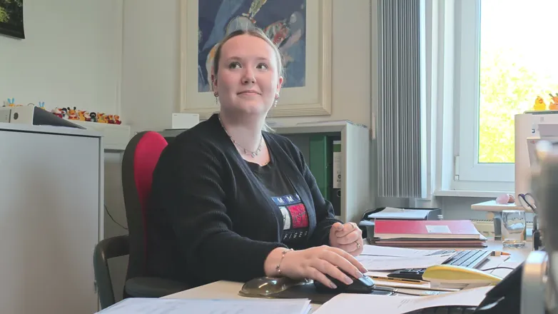 Mitarbeiterin an ihrem Arbeitsplatz