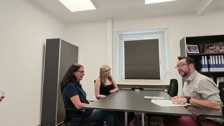 Beratungsrunde zu dritt am Tisch